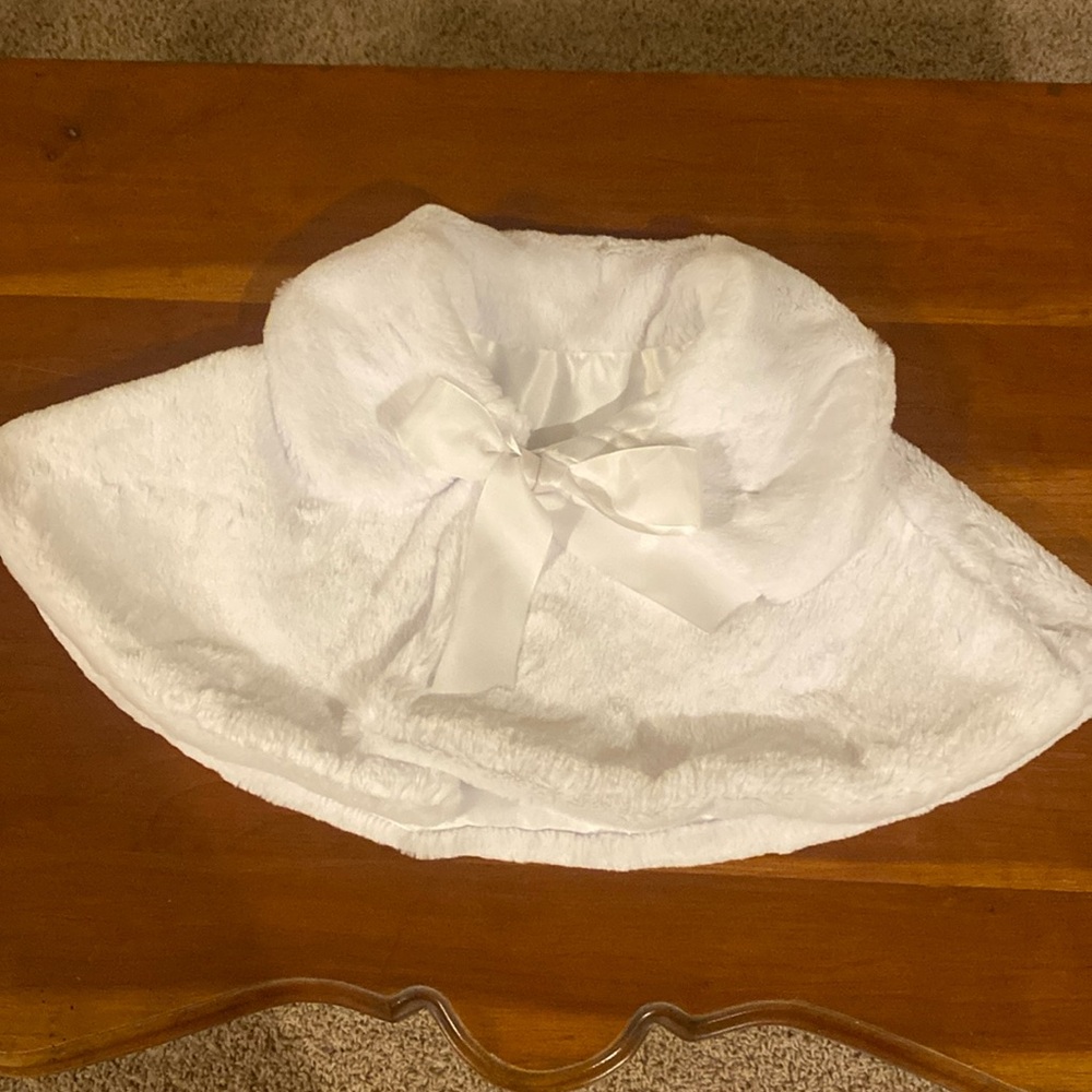 Little girl’s furry cape; bow front;